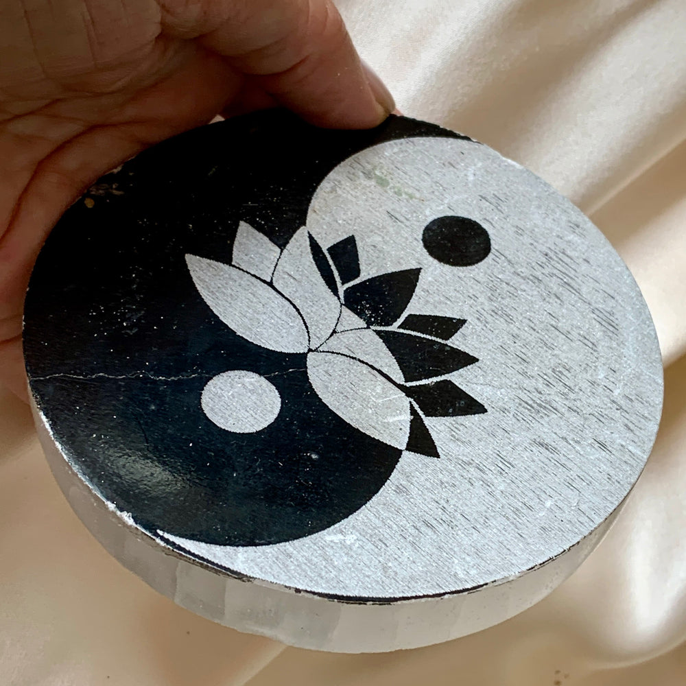 
                  
                    Base de Selenite Ying & Yang
                  
                